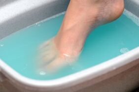 Baths with apple vinegar to treat fungus on their feet