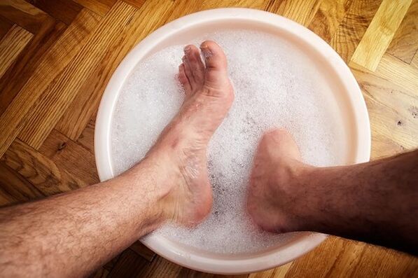 treating toenail fungus with a soda bath